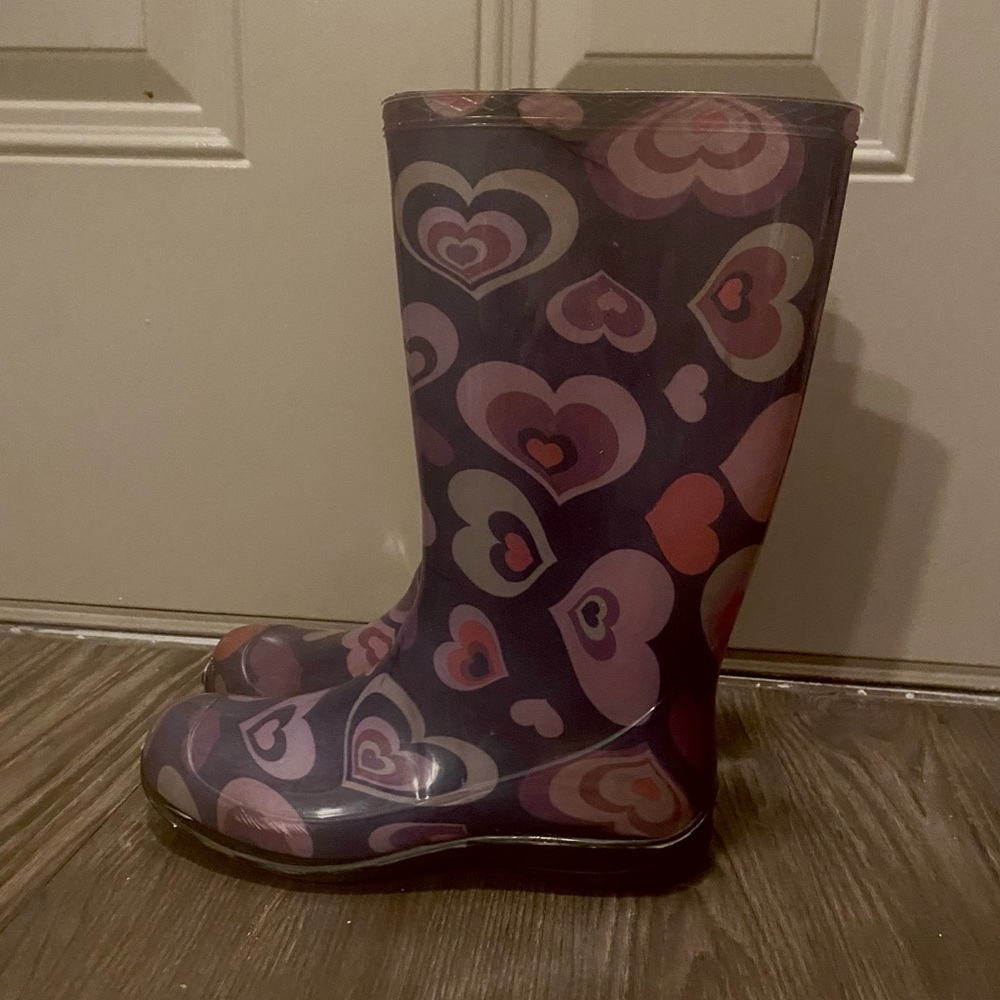 Purple heart pattern rain boots. Size 7. Gently used.